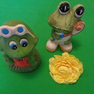 WIMSY SILLY 70S COMPOSTITE FROG SPORTS BANKS LOT OF 2